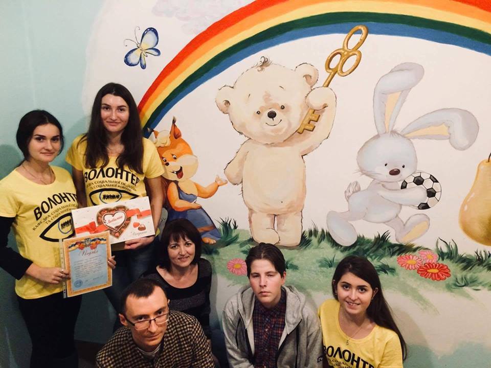 Учасники Клубу соціальних ініціатив та волонтерства завітали до ГО Центр розвитку дітей з аутизмом та іншими розладами Золотий ключик та розмалювали стіни закладу